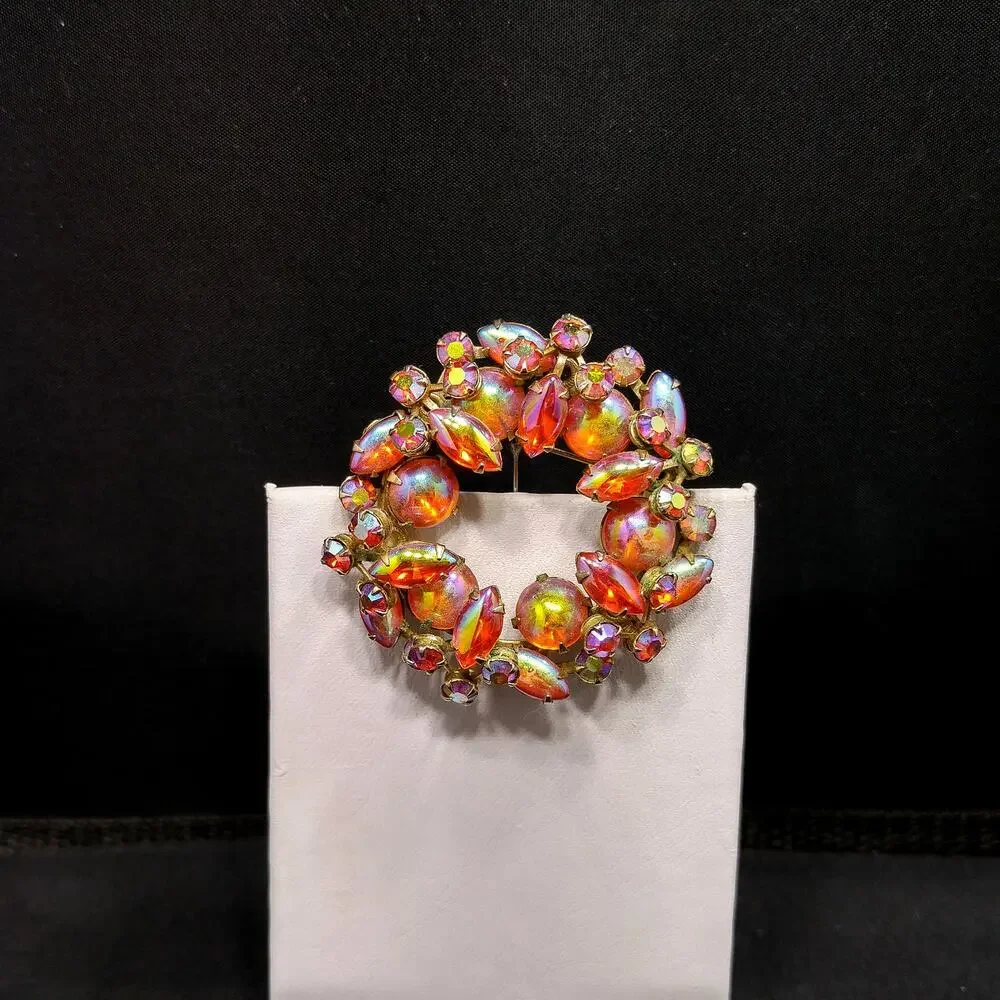 Mid-Century Iridescent Wreath Brooch, Art Glass, 1950s Vintage Jewelry